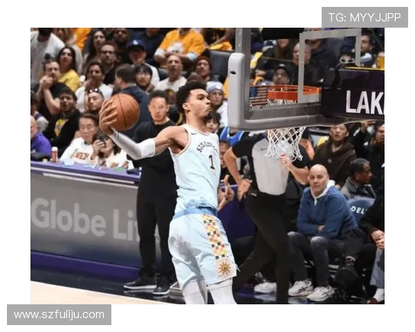 马刺训练营首日精彩瞬间瓦塞尔与卡斯尔等球员齐聚展现状态